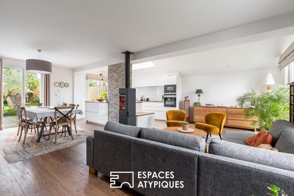 Jolie familiale baignée de lumière, terrasse bois et jardin paysagé.