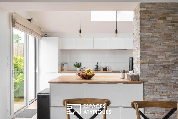 Jolie familiale baignée de lumière, terrasse bois et jardin paysagé.