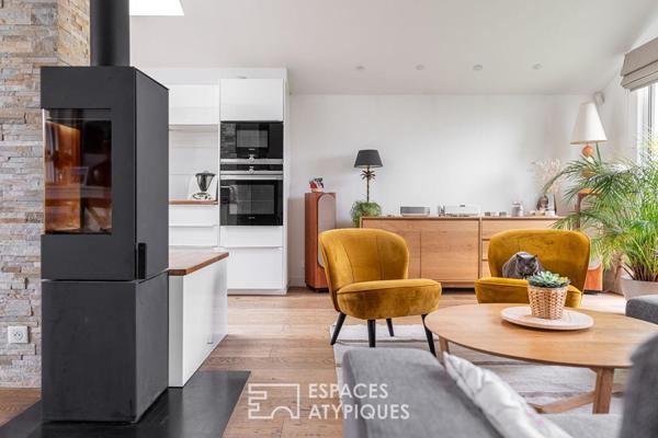 Jolie familiale baignée de lumière, terrasse bois et jardin paysagé.