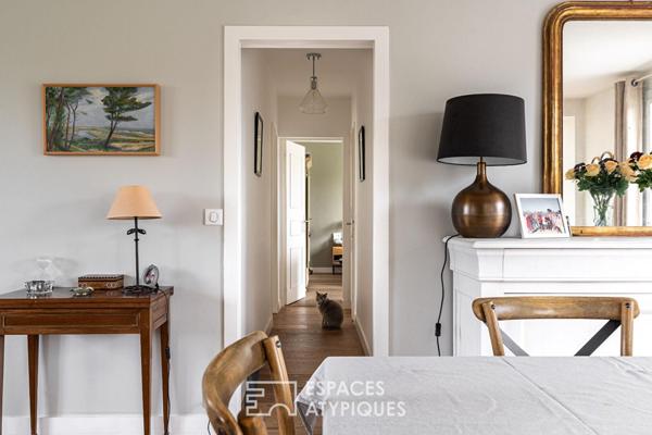 Jolie familiale baignée de lumière, terrasse bois et jardin paysagé.