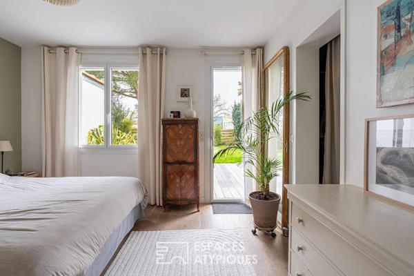 Jolie familiale baignée de lumière, terrasse bois et jardin paysagé.