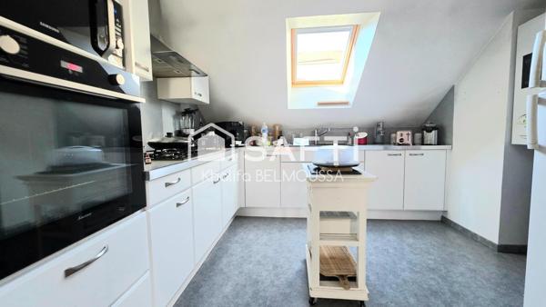 Profitez de tous les avantages du centre-ville de Belley sans les nuisances sonores grâce à cet appartement idéalement situé.