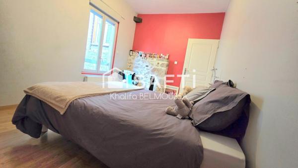 Profitez de tous les avantages du centre-ville de Belley sans les nuisances sonores grâce à cet appartement idéalement situé.