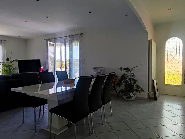 A VENDRE - ANGOULINS - Maison Familiale - Piscine - Garages - Jardin