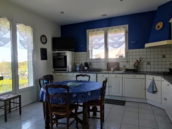 A VENDRE - ANGOULINS - Maison Familiale - Piscine - Garages - Jardin