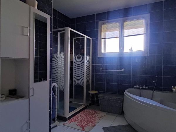 A VENDRE - ANGOULINS - Maison Familiale - Piscine - Garages - Jardin