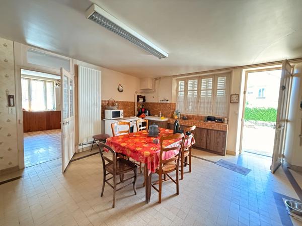 EN EXCLUSIVITE ! Maison en pierre de 136m², 2 garages sur terrain de 950m² 71 500 €