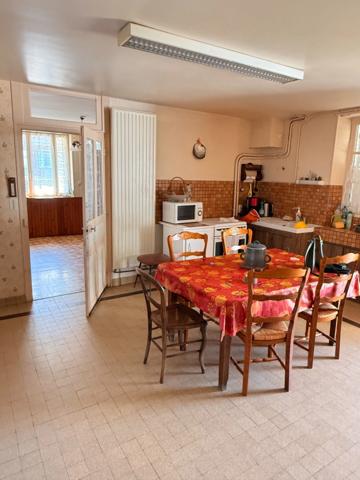 EN EXCLUSIVITE ! Maison en pierre de 136m², 2 garages sur terrain de 950m² 71 500 €