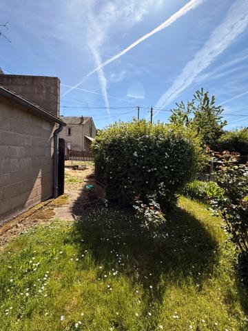 EN EXCLUSIVITE ! Maison en pierre de 136m², 2 garages sur terrain de 950m² 71 500 €