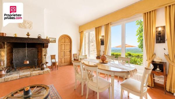 DEMEURE UNIQUE DANS VILLAGE PROVENCAL AVEC VUE EXCEPTIONNELLE