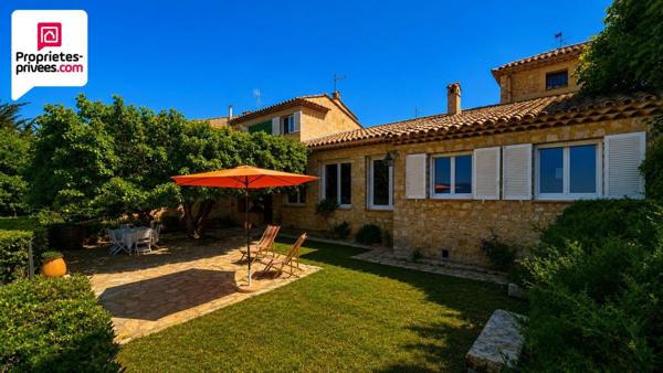 DEMEURE UNIQUE DANS VILLAGE PROVENCAL AVEC VUE EXCEPTIONNELLE