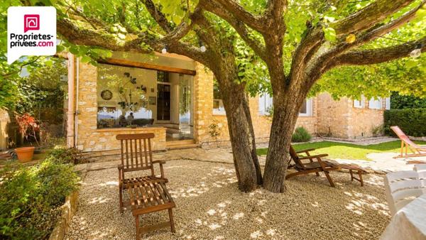 DEMEURE UNIQUE DANS VILLAGE PROVENCAL AVEC VUE EXCEPTIONNELLE