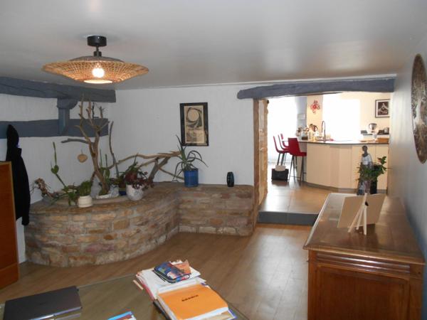 Maison de vilage toute en pierre.