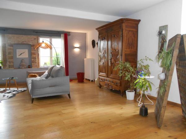 Maison de vilage toute en pierre.