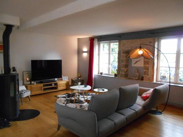 Maison de vilage toute en pierre.