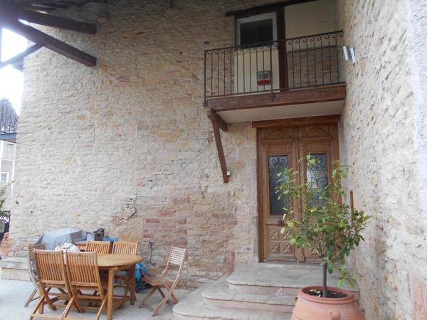 Maison de vilage toute en pierre.