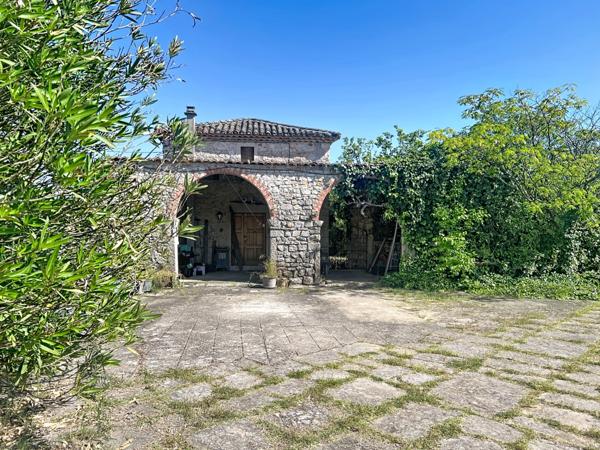 Exclusivité - Sud Ardèche - 07460 - Maison indépendante en pierres 100 m2  – 3 chambres, jardin intimiste et terrasse couverte