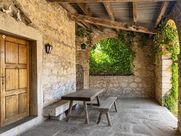 Exclusivité - Sud Ardèche - 07460 - Maison indépendante en pierres 100 m2  – 3 chambres, jardin intimiste et terrasse couverte