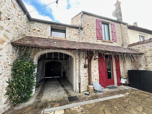 Marcoussis (91460) MARCOUSSIS - Ancien Corps de Ferme Rénové - Belles prestations - Excellent état - Garage - Jardin 800 m2