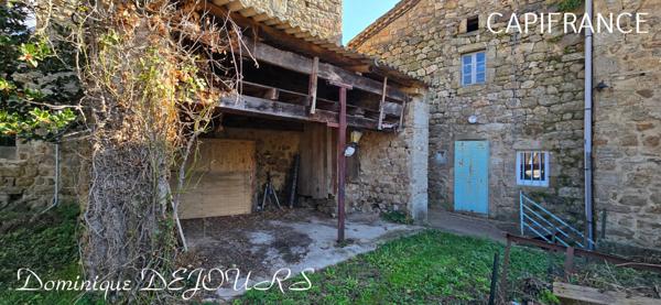 Ardéche, commune de Saint Maurice en Chalencon, maison en pierres à rénover de 120m² environ et une annexe de 40m² environ avec un four à pain.