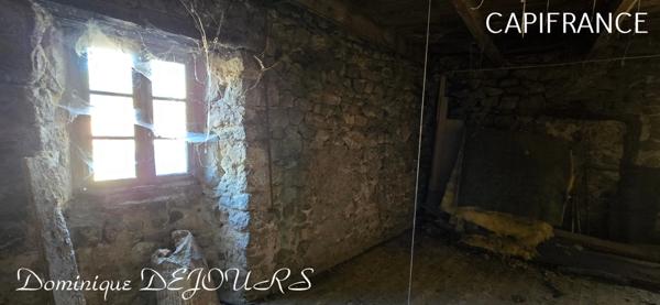 Ardéche, commune de Saint Maurice en Chalencon, maison en pierres à rénover de 120m² environ et une annexe de 40m² environ avec un four à pain.