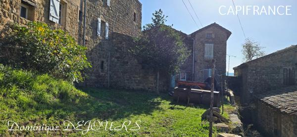 Ardéche, commune de Saint Maurice en Chalencon, maison en pierres à rénover de 120m² environ et une annexe de 40m² environ avec un four à pain.