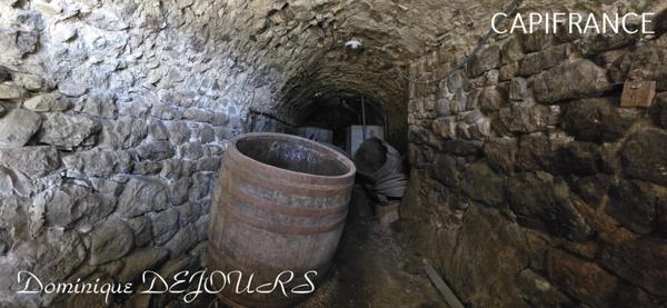 Ardéche, commune de Saint Maurice en Chalencon, maison en pierres à rénover de 120m² environ et une annexe de 40m² environ avec un four à pain.