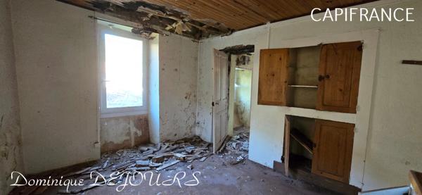 Ardéche, commune de Saint Maurice en Chalencon, maison en pierres à rénover de 120m² environ et une annexe de 40m² environ avec un four à pain.