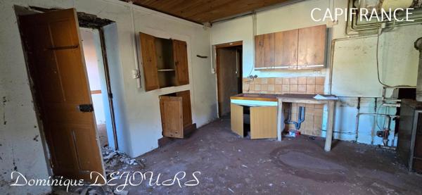 Ardéche, commune de Saint Maurice en Chalencon, maison en pierres à rénover de 120m² environ et une annexe de 40m² environ avec un four à pain.