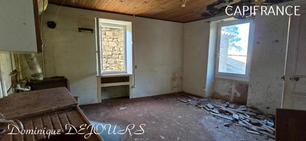 Ardéche, commune de Saint Maurice en Chalencon, maison en pierres à rénover de 120m² environ et une annexe de 40m² environ avec un four à pain.