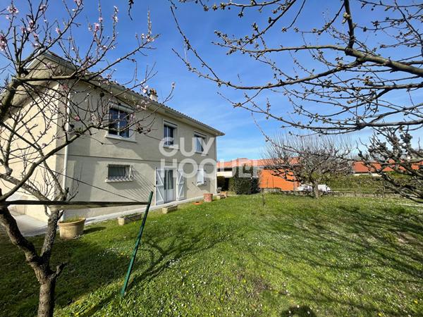 Maison familiale avec grand terrain et garage