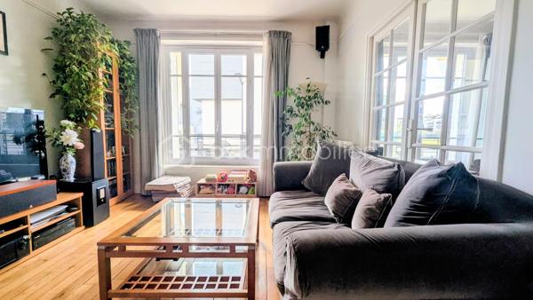 [ QUARTIER RECHERCHÉ DES VALLÉES – CHARME DE L'ANCIEN ET PLEIN SUD ]

*** SOUS OFFRE ***

Situé Rue Pierre Joigneaux, au sein d'un secteur familial et très prisé à deux pas du Parc des Bruyères et face au Lycée Albert Camus, venez découvrir le potentiel de cet appartement de 66 m2.

Installé au 1er étage avec ascenseur d’un bel immeuble de caractère des années 1930 (avec gardienne), ce bien offre tout le cachet que vous recherchez : parquet d'origine, moulures élégantes et une belle hauteur sous plafond.

- Une luminosité exceptionnelle : Grâce à son exposition plein Sud et sa position en léger retrait de la rue, l'appartement bénéficie d'une lumière naturelle optimale tout au long de la journée, sans vis-à-vis direct.

- Un plan modulable selon vos besoins :
Actuellement configuré avec une entrée, une cuisine indépendante, un double séjour ultra-lumineux, une chambre et une grande salle de bains avec WC séparés, l'espace se réinvente facilement. Possibilité de créer très simplement une 2ème chambre tout en conservant un bel espace de vie ouvert. 
Une cave complète ce bien.

Charges maîtrisées : Les charges s'élèvent à environ 330 €/mois. Important : elles incluent déjà le chauffage collectif au gaz, l'eau froide ainsi que les services de la gardienne. Vos dépenses énergétiques individuelles annexes seront donc minimes. Des répartiteurs/compteurs individuels viennent d'être installés, ce qui vous permettra de maîtriser et de faire baisser significativement vos charges en ne payant que votre consommation réelle. 

Valorisation DPE (classé F) : Le prix attractif de ce bien tient compte des travaux de rénovation énergétique à prévoir. 

Ne passez pas à côté d'une belle opportunité de valorisation dans l'un des meilleurs quartiers de Bois-Colombes.