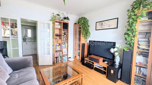 [ QUARTIER RECHERCHÉ DES VALLÉES – CHARME DE L'ANCIEN ET PLEIN SUD ]

*** SOUS OFFRE ***

Situé Rue Pierre Joigneaux, au sein d'un secteur familial et très prisé à deux pas du Parc des Bruyères et face au Lycée Albert Camus, venez découvrir le potentiel de cet appartement de 66 m2.

Installé au 1er étage avec ascenseur d’un bel immeuble de caractère des années 1930 (avec gardienne), ce bien offre tout le cachet que vous recherchez : parquet d'origine, moulures élégantes et une belle hauteur sous plafond.

- Une luminosité exceptionnelle : Grâce à son exposition plein Sud et sa position en léger retrait de la rue, l'appartement bénéficie d'une lumière naturelle optimale tout au long de la journée, sans vis-à-vis direct.

- Un plan modulable selon vos besoins :
Actuellement configuré avec une entrée, une cuisine indépendante, un double séjour ultra-lumineux, une chambre et une grande salle de bains avec WC séparés, l'espace se réinvente facilement. Possibilité de créer très simplement une 2ème chambre tout en conservant un bel espace de vie ouvert. 
Une cave complète ce bien.

Charges maîtrisées : Les charges s'élèvent à environ 330 €/mois. Important : elles incluent déjà le chauffage collectif au gaz, l'eau froide ainsi que les services de la gardienne. Vos dépenses énergétiques individuelles annexes seront donc minimes. Des répartiteurs/compteurs individuels viennent d'être installés, ce qui vous permettra de maîtriser et de faire baisser significativement vos charges en ne payant que votre consommation réelle. 

Valorisation DPE (classé F) : Le prix attractif de ce bien tient compte des travaux de rénovation énergétique à prévoir. 

Ne passez pas à côté d'une belle opportunité de valorisation dans l'un des meilleurs quartiers de Bois-Colombes.