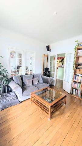 [ QUARTIER RECHERCHÉ DES VALLÉES – CHARME DE L'ANCIEN ET PLEIN SUD ]

*** SOUS OFFRE ***

Situé Rue Pierre Joigneaux, au sein d'un secteur familial et très prisé à deux pas du Parc des Bruyères et face au Lycée Albert Camus, venez découvrir le potentiel de cet appartement de 66 m2.

Installé au 1er étage avec ascenseur d’un bel immeuble de caractère des années 1930 (avec gardienne), ce bien offre tout le cachet que vous recherchez : parquet d'origine, moulures élégantes et une belle hauteur sous plafond.

- Une luminosité exceptionnelle : Grâce à son exposition plein Sud et sa position en léger retrait de la rue, l'appartement bénéficie d'une lumière naturelle optimale tout au long de la journée, sans vis-à-vis direct.

- Un plan modulable selon vos besoins :
Actuellement configuré avec une entrée, une cuisine indépendante, un double séjour ultra-lumineux, une chambre et une grande salle de bains avec WC séparés, l'espace se réinvente facilement. Possibilité de créer très simplement une 2ème chambre tout en conservant un bel espace de vie ouvert. 
Une cave complète ce bien.

Charges maîtrisées : Les charges s'élèvent à environ 330 €/mois. Important : elles incluent déjà le chauffage collectif au gaz, l'eau froide ainsi que les services de la gardienne. Vos dépenses énergétiques individuelles annexes seront donc minimes. Des répartiteurs/compteurs individuels viennent d'être installés, ce qui vous permettra de maîtriser et de faire baisser significativement vos charges en ne payant que votre consommation réelle. 

Valorisation DPE (classé F) : Le prix attractif de ce bien tient compte des travaux de rénovation énergétique à prévoir. 

Ne passez pas à côté d'une belle opportunité de valorisation dans l'un des meilleurs quartiers de Bois-Colombes.