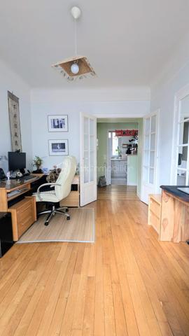 [ QUARTIER RECHERCHÉ DES VALLÉES – CHARME DE L'ANCIEN ET PLEIN SUD ]

*** SOUS OFFRE ***

Situé Rue Pierre Joigneaux, au sein d'un secteur familial et très prisé à deux pas du Parc des Bruyères et face au Lycée Albert Camus, venez découvrir le potentiel de cet appartement de 66 m2.

Installé au 1er étage avec ascenseur d’un bel immeuble de caractère des années 1930 (avec gardienne), ce bien offre tout le cachet que vous recherchez : parquet d'origine, moulures élégantes et une belle hauteur sous plafond.

- Une luminosité exceptionnelle : Grâce à son exposition plein Sud et sa position en léger retrait de la rue, l'appartement bénéficie d'une lumière naturelle optimale tout au long de la journée, sans vis-à-vis direct.

- Un plan modulable selon vos besoins :
Actuellement configuré avec une entrée, une cuisine indépendante, un double séjour ultra-lumineux, une chambre et une grande salle de bains avec WC séparés, l'espace se réinvente facilement. Possibilité de créer très simplement une 2ème chambre tout en conservant un bel espace de vie ouvert. 
Une cave complète ce bien.

Charges maîtrisées : Les charges s'élèvent à environ 330 €/mois. Important : elles incluent déjà le chauffage collectif au gaz, l'eau froide ainsi que les services de la gardienne. Vos dépenses énergétiques individuelles annexes seront donc minimes. Des répartiteurs/compteurs individuels viennent d'être installés, ce qui vous permettra de maîtriser et de faire baisser significativement vos charges en ne payant que votre consommation réelle. 

Valorisation DPE (classé F) : Le prix attractif de ce bien tient compte des travaux de rénovation énergétique à prévoir. 

Ne passez pas à côté d'une belle opportunité de valorisation dans l'un des meilleurs quartiers de Bois-Colombes.