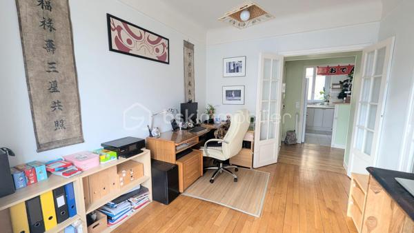 [ QUARTIER RECHERCHÉ DES VALLÉES – CHARME DE L'ANCIEN ET PLEIN SUD ]

*** SOUS OFFRE ***

Situé Rue Pierre Joigneaux, au sein d'un secteur familial et très prisé à deux pas du Parc des Bruyères et face au Lycée Albert Camus, venez découvrir le potentiel de cet appartement de 66 m2.

Installé au 1er étage avec ascenseur d’un bel immeuble de caractère des années 1930 (avec gardienne), ce bien offre tout le cachet que vous recherchez : parquet d'origine, moulures élégantes et une belle hauteur sous plafond.

- Une luminosité exceptionnelle : Grâce à son exposition plein Sud et sa position en léger retrait de la rue, l'appartement bénéficie d'une lumière naturelle optimale tout au long de la journée, sans vis-à-vis direct.

- Un plan modulable selon vos besoins :
Actuellement configuré avec une entrée, une cuisine indépendante, un double séjour ultra-lumineux, une chambre et une grande salle de bains avec WC séparés, l'espace se réinvente facilement. Possibilité de créer très simplement une 2ème chambre tout en conservant un bel espace de vie ouvert. 
Une cave complète ce bien.

Charges maîtrisées : Les charges s'élèvent à environ 330 €/mois. Important : elles incluent déjà le chauffage collectif au gaz, l'eau froide ainsi que les services de la gardienne. Vos dépenses énergétiques individuelles annexes seront donc minimes. Des répartiteurs/compteurs individuels viennent d'être installés, ce qui vous permettra de maîtriser et de faire baisser significativement vos charges en ne payant que votre consommation réelle. 

Valorisation DPE (classé F) : Le prix attractif de ce bien tient compte des travaux de rénovation énergétique à prévoir. 

Ne passez pas à côté d'une belle opportunité de valorisation dans l'un des meilleurs quartiers de Bois-Colombes.