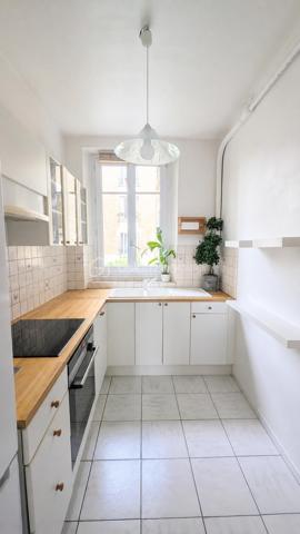 [ QUARTIER RECHERCHÉ DES VALLÉES – CHARME DE L'ANCIEN ET PLEIN SUD ]

*** SOUS OFFRE ***

Situé Rue Pierre Joigneaux, au sein d'un secteur familial et très prisé à deux pas du Parc des Bruyères et face au Lycée Albert Camus, venez découvrir le potentiel de cet appartement de 66 m2.

Installé au 1er étage avec ascenseur d’un bel immeuble de caractère des années 1930 (avec gardienne), ce bien offre tout le cachet que vous recherchez : parquet d'origine, moulures élégantes et une belle hauteur sous plafond.

- Une luminosité exceptionnelle : Grâce à son exposition plein Sud et sa position en léger retrait de la rue, l'appartement bénéficie d'une lumière naturelle optimale tout au long de la journée, sans vis-à-vis direct.

- Un plan modulable selon vos besoins :
Actuellement configuré avec une entrée, une cuisine indépendante, un double séjour ultra-lumineux, une chambre et une grande salle de bains avec WC séparés, l'espace se réinvente facilement. Possibilité de créer très simplement une 2ème chambre tout en conservant un bel espace de vie ouvert. 
Une cave complète ce bien.

Charges maîtrisées : Les charges s'élèvent à environ 330 €/mois. Important : elles incluent déjà le chauffage collectif au gaz, l'eau froide ainsi que les services de la gardienne. Vos dépenses énergétiques individuelles annexes seront donc minimes. Des répartiteurs/compteurs individuels viennent d'être installés, ce qui vous permettra de maîtriser et de faire baisser significativement vos charges en ne payant que votre consommation réelle. 

Valorisation DPE (classé F) : Le prix attractif de ce bien tient compte des travaux de rénovation énergétique à prévoir. 

Ne passez pas à côté d'une belle opportunité de valorisation dans l'un des meilleurs quartiers de Bois-Colombes.