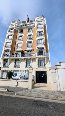[ QUARTIER RECHERCHÉ DES VALLÉES – CHARME DE L'ANCIEN ET PLEIN SUD ]

*** SOUS OFFRE ***

Situé Rue Pierre Joigneaux, au sein d'un secteur familial et très prisé à deux pas du Parc des Bruyères et face au Lycée Albert Camus, venez découvrir le potentiel de cet appartement de 66 m2.

Installé au 1er étage avec ascenseur d’un bel immeuble de caractère des années 1930 (avec gardienne), ce bien offre tout le cachet que vous recherchez : parquet d'origine, moulures élégantes et une belle hauteur sous plafond.

- Une luminosité exceptionnelle : Grâce à son exposition plein Sud et sa position en léger retrait de la rue, l'appartement bénéficie d'une lumière naturelle optimale tout au long de la journée, sans vis-à-vis direct.

- Un plan modulable selon vos besoins :
Actuellement configuré avec une entrée, une cuisine indépendante, un double séjour ultra-lumineux, une chambre et une grande salle de bains avec WC séparés, l'espace se réinvente facilement. Possibilité de créer très simplement une 2ème chambre tout en conservant un bel espace de vie ouvert. 
Une cave complète ce bien.

Charges maîtrisées : Les charges s'élèvent à environ 330 €/mois. Important : elles incluent déjà le chauffage collectif au gaz, l'eau froide ainsi que les services de la gardienne. Vos dépenses énergétiques individuelles annexes seront donc minimes. Des répartiteurs/compteurs individuels viennent d'être installés, ce qui vous permettra de maîtriser et de faire baisser significativement vos charges en ne payant que votre consommation réelle. 

Valorisation DPE (classé F) : Le prix attractif de ce bien tient compte des travaux de rénovation énergétique à prévoir. 

Ne passez pas à côté d'une belle opportunité de valorisation dans l'un des meilleurs quartiers de Bois-Colombes.