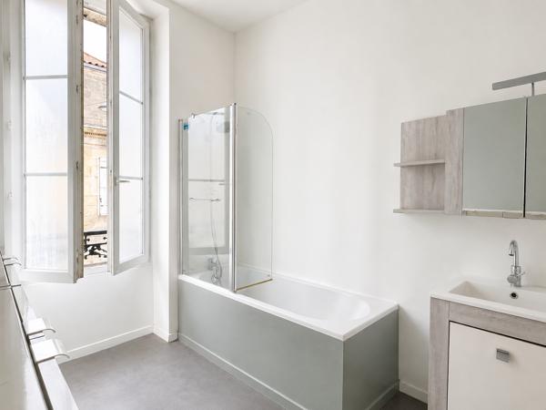 Bordeaux - Place Amédée Larrieu- Appartement de caractère de 75.70m² avec volumes généreux et vue dégagée avec