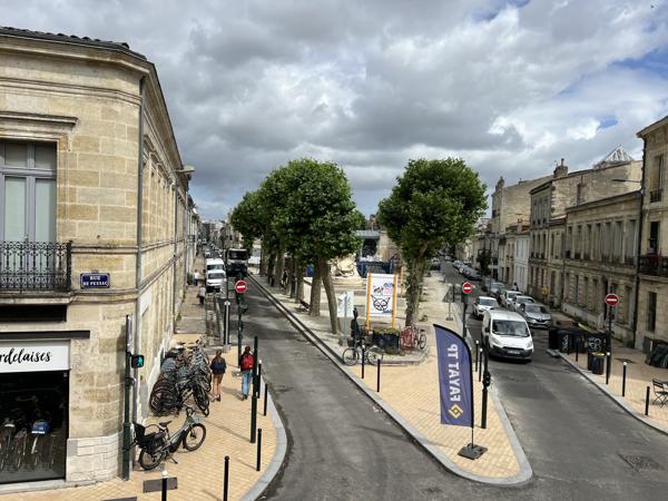 Bordeaux - Place Amédée Larrieu- Appartement de caractère de 75.70m² avec volumes généreux et vue dégagée avec
