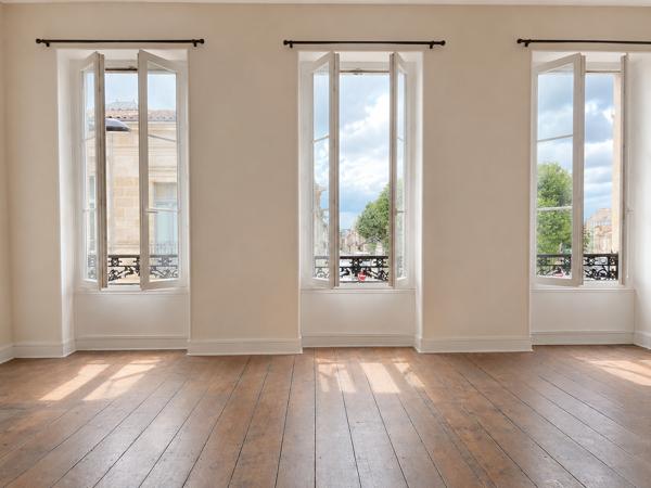 Bordeaux - Place Amédée Larrieu- Appartement de caractère de 75.70m² avec volumes généreux et vue dégagée avec