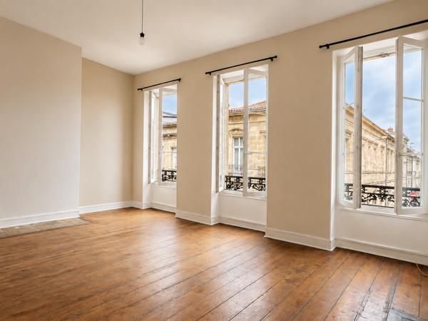Bordeaux - Place Amédée Larrieu- Appartement de caractère de 75.70m² avec volumes généreux et vue dégagée avec