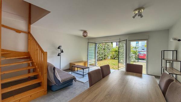 Maison familiale avec jardin exposé sud, parking en sous-sol et fort potentiel d'évolution Sébastien RUCHAT vous propose cette maison familiale située dans un environnement calme, offrant des volumes évolutifs et un agencement idéal pour accueillir une famille.
