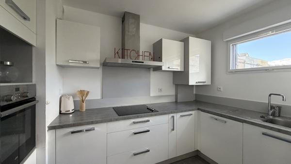 Maison familiale avec jardin exposé sud, parking en sous-sol et fort potentiel d'évolution Sébastien RUCHAT vous propose cette maison familiale située dans un environnement calme, offrant des volumes évolutifs et un agencement idéal pour accueillir une famille.