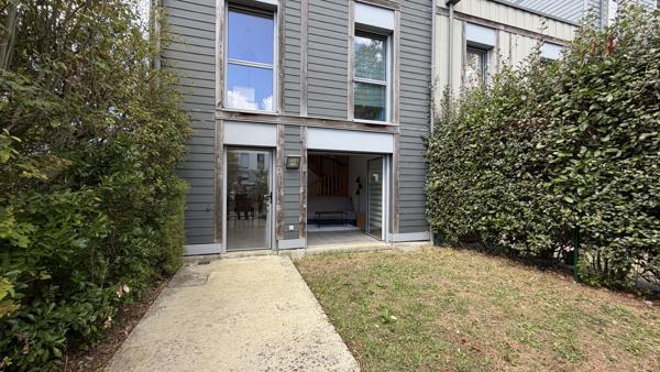 Maison familiale avec jardin exposé sud, parking en sous-sol et fort potentiel d'évolution Sébastien RUCHAT vous propose cette maison familiale située dans un environnement calme, offrant des volumes évolutifs et un agencement idéal pour accueillir une famille.