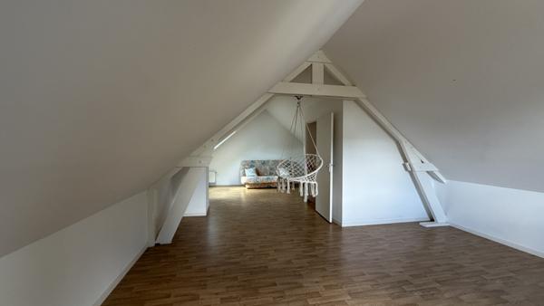 Maison familiale avec jardin exposé sud, parking en sous-sol et fort potentiel d'évolution Sébastien RUCHAT vous propose cette maison familiale située dans un environnement calme, offrant des volumes évolutifs et un agencement idéal pour accueillir une famille.