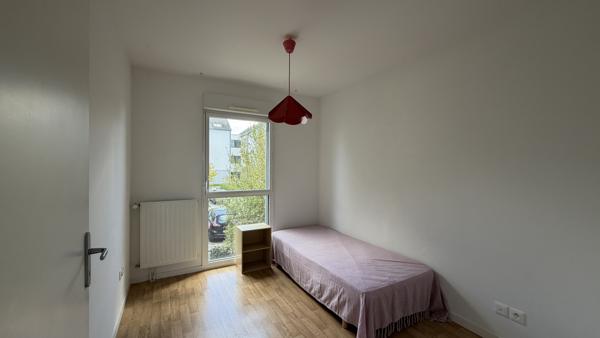 Maison familiale avec jardin exposé sud, parking en sous-sol et fort potentiel d'évolution Sébastien RUCHAT vous propose cette maison familiale située dans un environnement calme, offrant des volumes évolutifs et un agencement idéal pour accueillir une famille.
