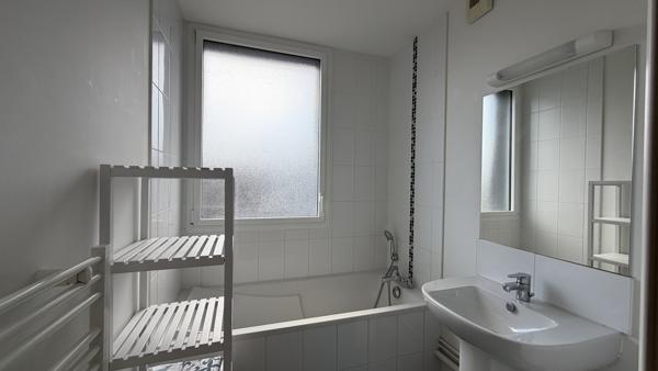 Maison familiale avec jardin exposé sud, parking en sous-sol et fort potentiel d'évolution Sébastien RUCHAT vous propose cette maison familiale située dans un environnement calme, offrant des volumes évolutifs et un agencement idéal pour accueillir une famille.