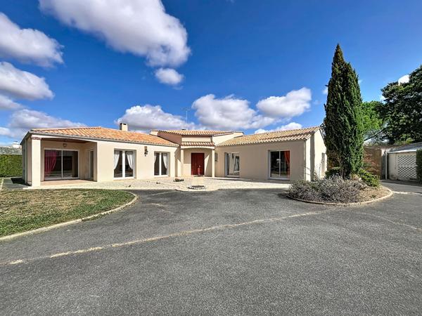 Maison Lucon - 3 chambres - 1 bureau - garage double