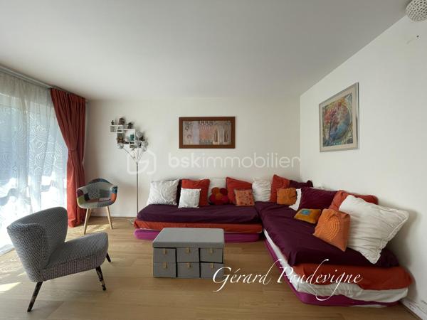 Découvrez ce charmant appartement de type T2 proche de toutes les commodités avec balcons, caves et parking privé.

Ce spacieux deux pièces de 58 m² et agrémenté de deux balcons ( coté séjour et chambres) pour vos moments de détente.

Situé au rez-de-chaussée surélevé d'une résidence bien entretenue construite en 1970, l'appartement offre de généreux volumes, un agencement intérieur soigné et un bon état général (portes fenêtres coulissantes en double vitrage neuves avec volets roulants motorisés, sol séjour et chambre neuf, salle de bain contemporaine.

La cuisine dînatoire est pourvue en plus d’un cellier, très utile pour le stockage.

Un plus: L’appartement est traversant ce qui lui permet de conserver une certaine fraîcheur et une bonne ventilation.

Profession libérales autorisées.